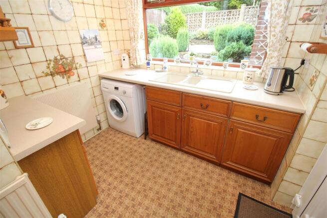'L' SHAPED KITCHEN