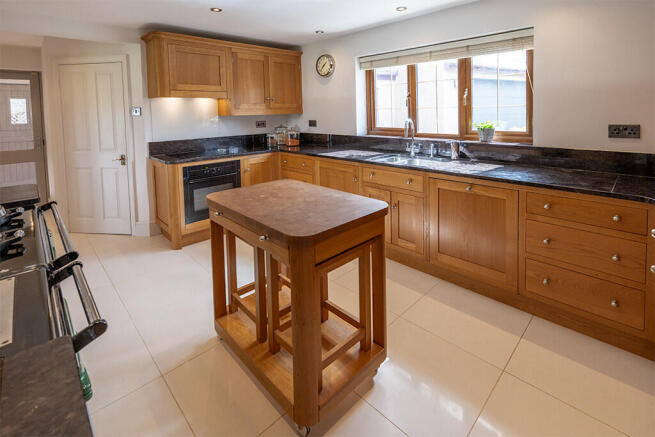 5 bed Detached for sale Image 6