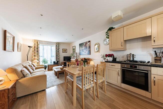 Living Room/Kitchen(2)