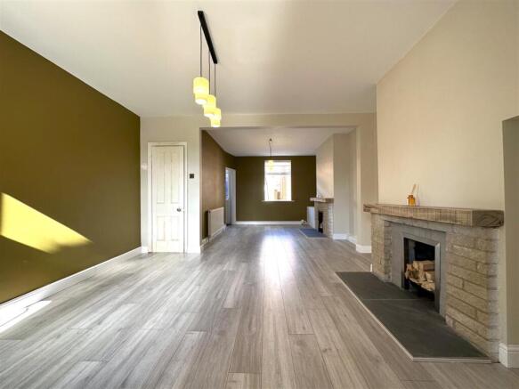 Dual-Aspect Living Space 810