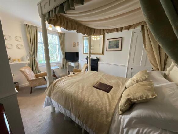 7 bed House for sale Image 10