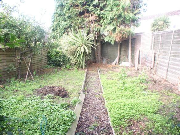 9 Hurtwood Road gard