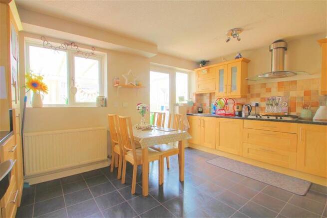RE-FITTED KITCHEN/DI