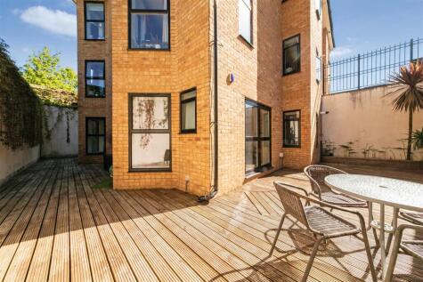 East Gardens, Colliers Wood
