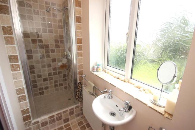 EN-SUITE SHOWER ROOM