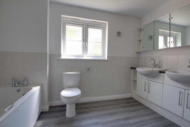 5 bed Detached for sale Image 11