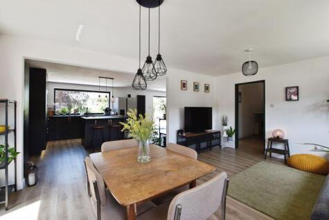 Chestnut Close, Salisbury ***ACRE OF WATER MEADOW***