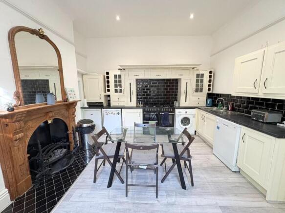 4 bed Apartment to rent Image 4