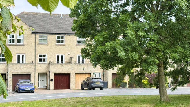4 bed Town House for sale in leeds