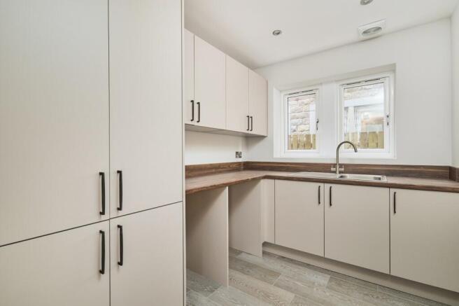 5 bed Detached for sale Image 7