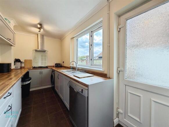 2 bed Semi-Detached for sale Image 7