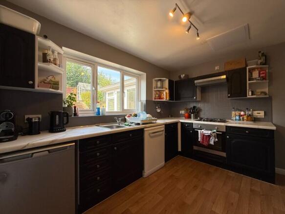 4 bed Detached to rent Image 8