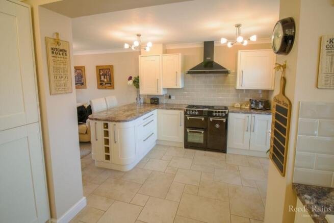 L Shape Breakfast Kitchen / Family Room