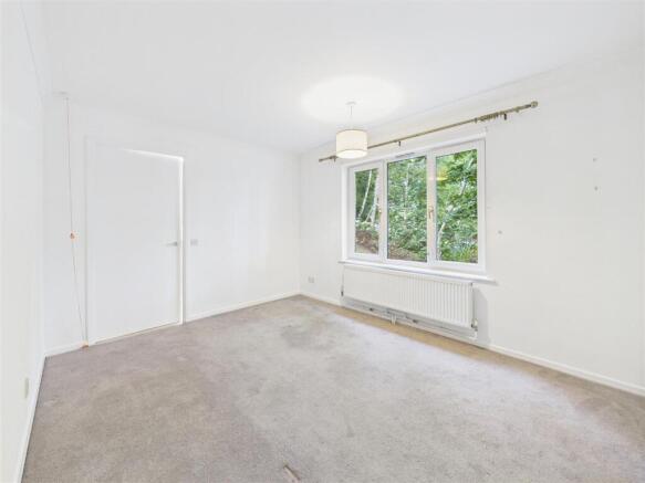 1 bed Apartment to rent Image 4