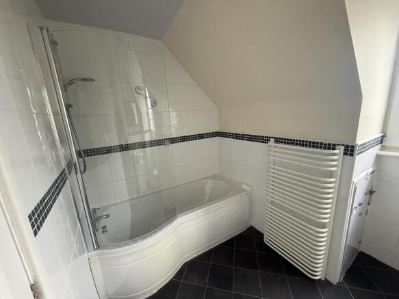 2 bed Apartment to rent Image 9