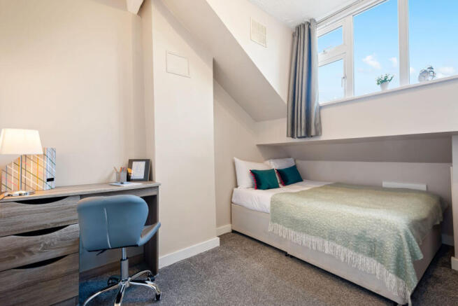 4 bed House to rent Image 6