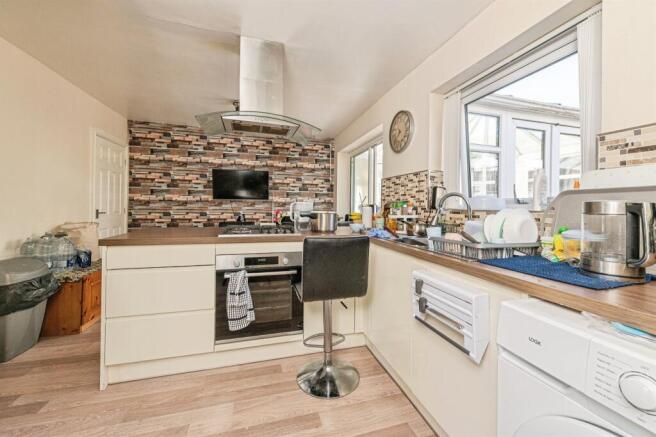 4 bed Detached for sale Image 6