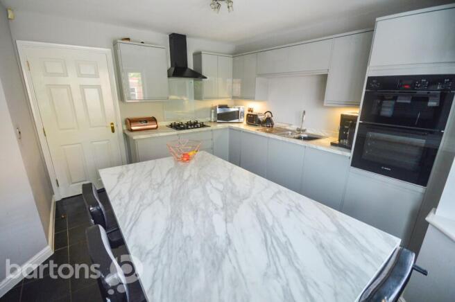 4 bed Semi-Detached to rent Image 8