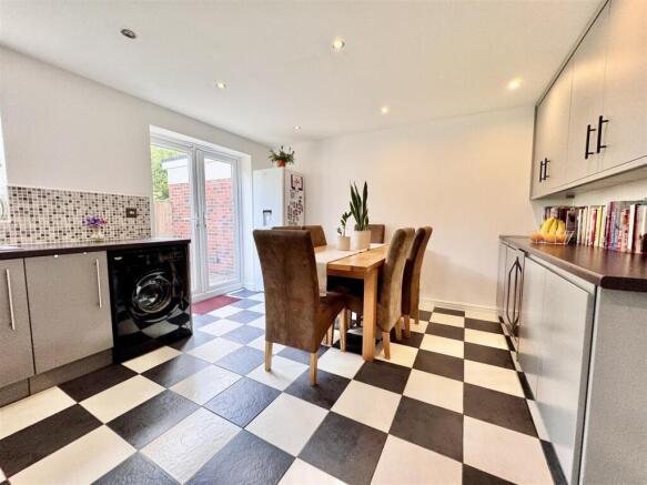 4 bed Semi-Detached for sale Image 11