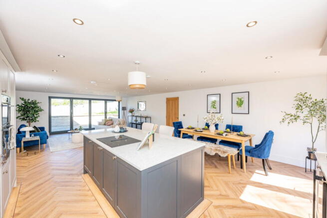 5 bed Detached for sale Image 10