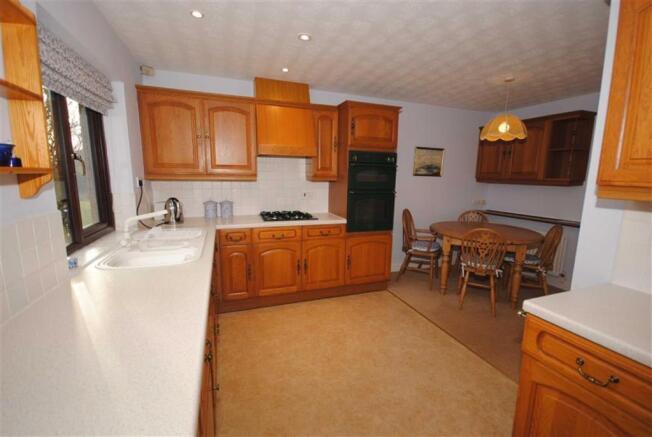 KITCHEN/BREAKFAST RO