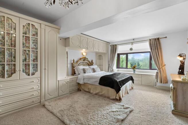 5 bed Detached for sale Image 12