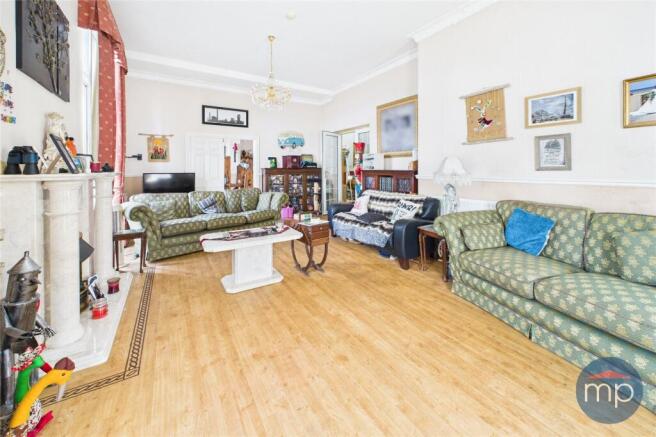 3 bed Flat for sale Image 4