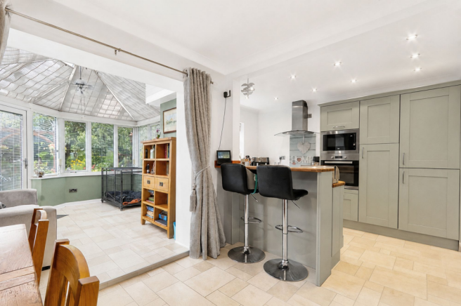 4 bed Semi-Detached for sale Image 5