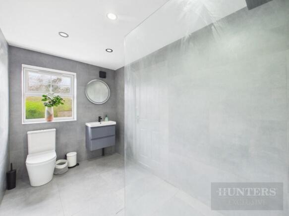 6 bed Detached Bungalow to rent Image 11