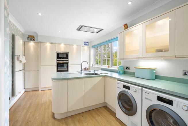 4 bed Bungalow for sale Image 6