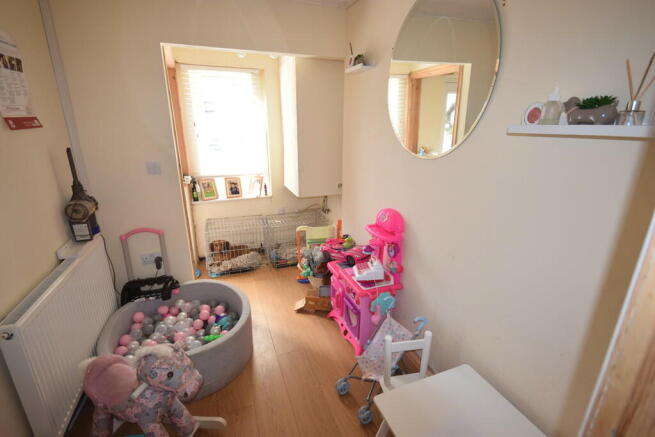 PLAY ROOM/ UTILIT...