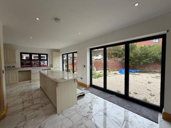 5 bed Detached to rent Image 7