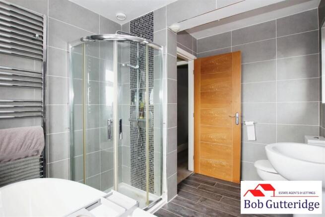 FIRST FLOOR FOUR PIECE FAMILY BATHROOM