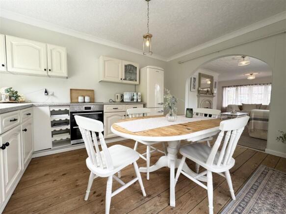 4 bed Detached for sale Image 5