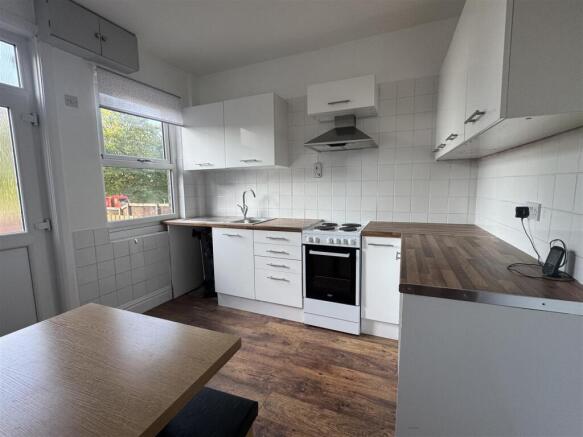 3 bed Terraced to rent Image 2