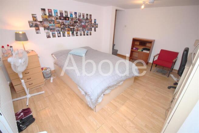 4 bed House to rent Image 4