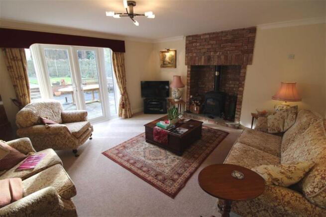 LOUNGE (REAR)
