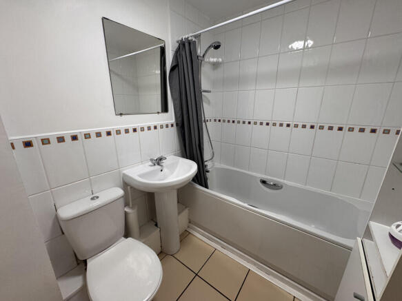 3 bed Flat to rent Image 12