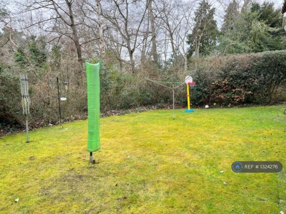 Needs a Bbq! Communal Back Garden (4 Flats)