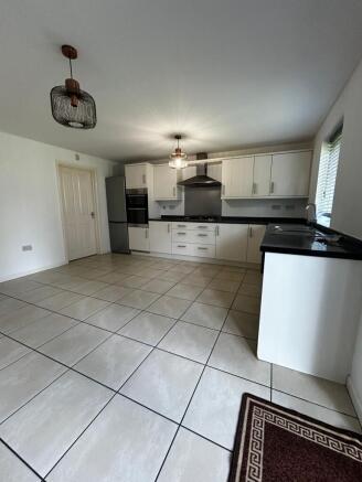 4 bed Detached to rent Image 5