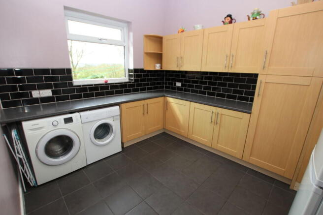 4 bed Detached Bungalow for sale Image 11