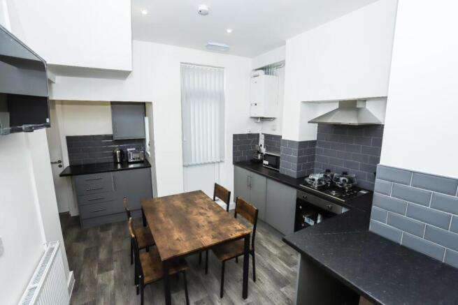 4 bed Terraced to rent Image 9