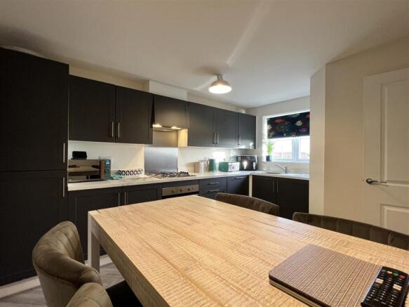 4 bed Semi-Detached for sale Image 6