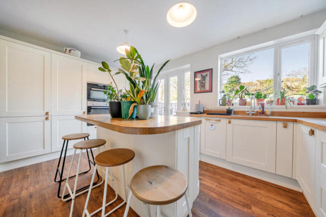 1385093-7-695bbcc...