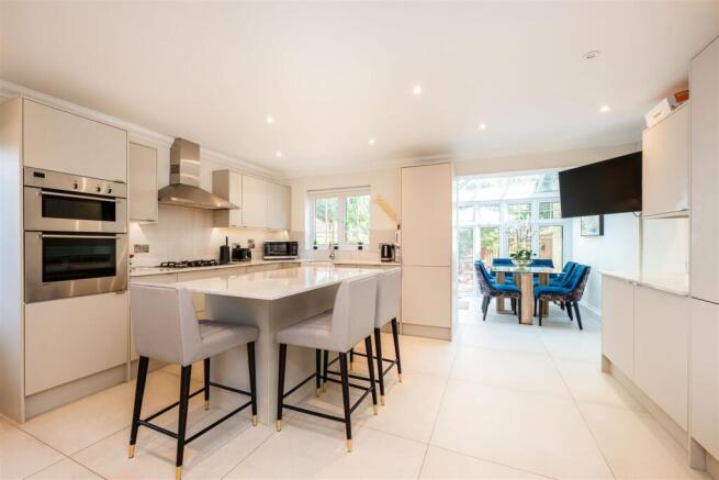 Kitchen & Dining