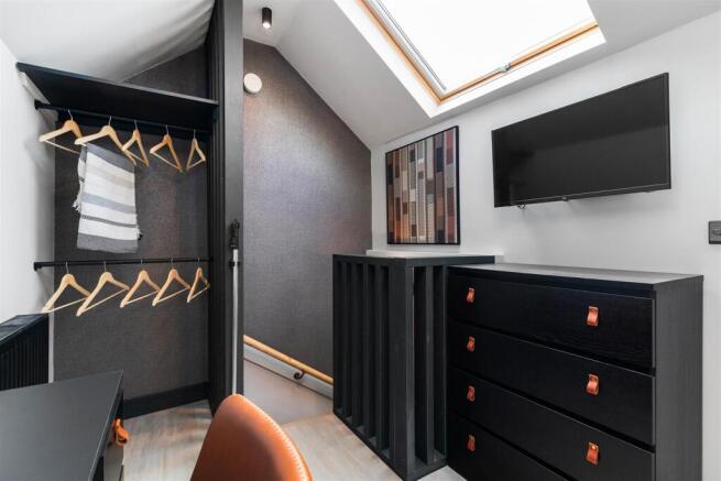 5. 17a Bedroom (2).jpg