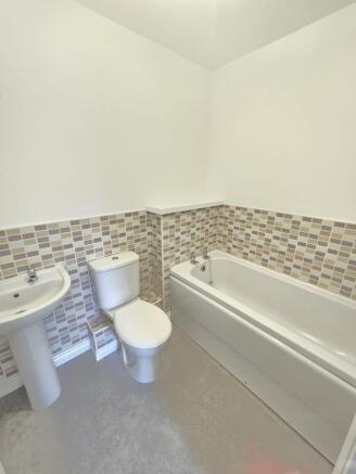 4 bed Semi-Detached to rent Image 8