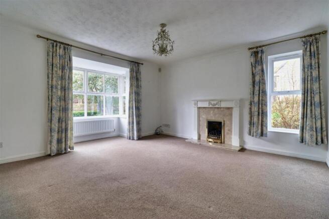 LARGE FAMILY LOUNGE