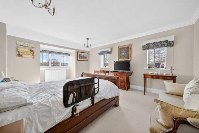 6 bed Detached for sale Image 11