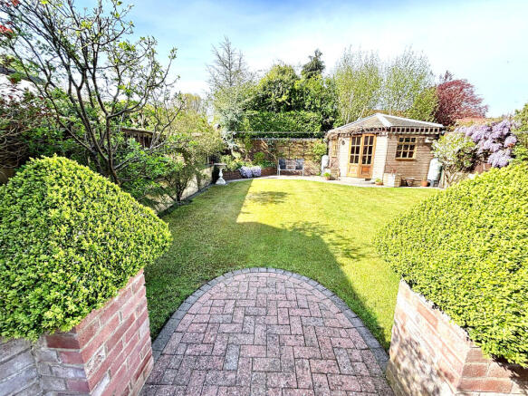 Established garde...